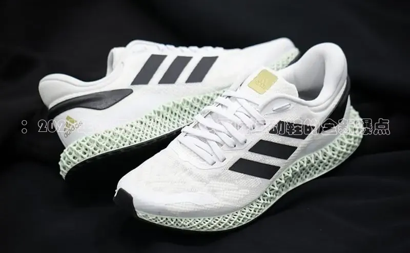 ：2025年流行趋势：白色平底运动鞋的全新爆点