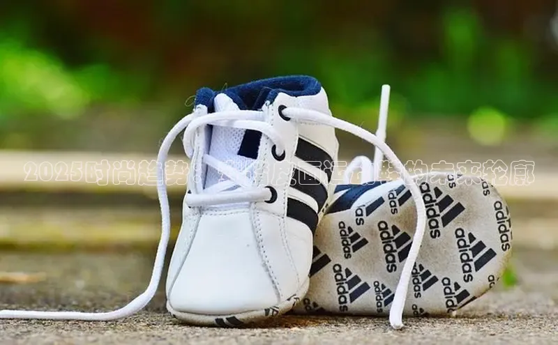 2025时尚趋势：安踏皮面运动鞋的未来轮廓